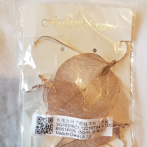 Leaf necklace and earring set - Picture 2 of 2